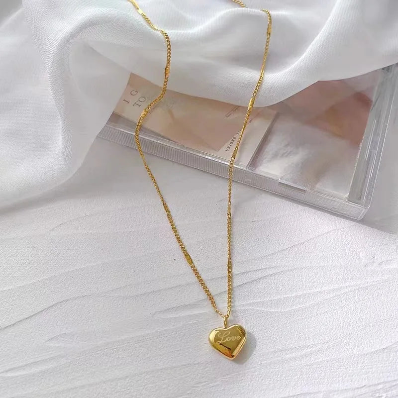 Colar dourado de coração gravado Love