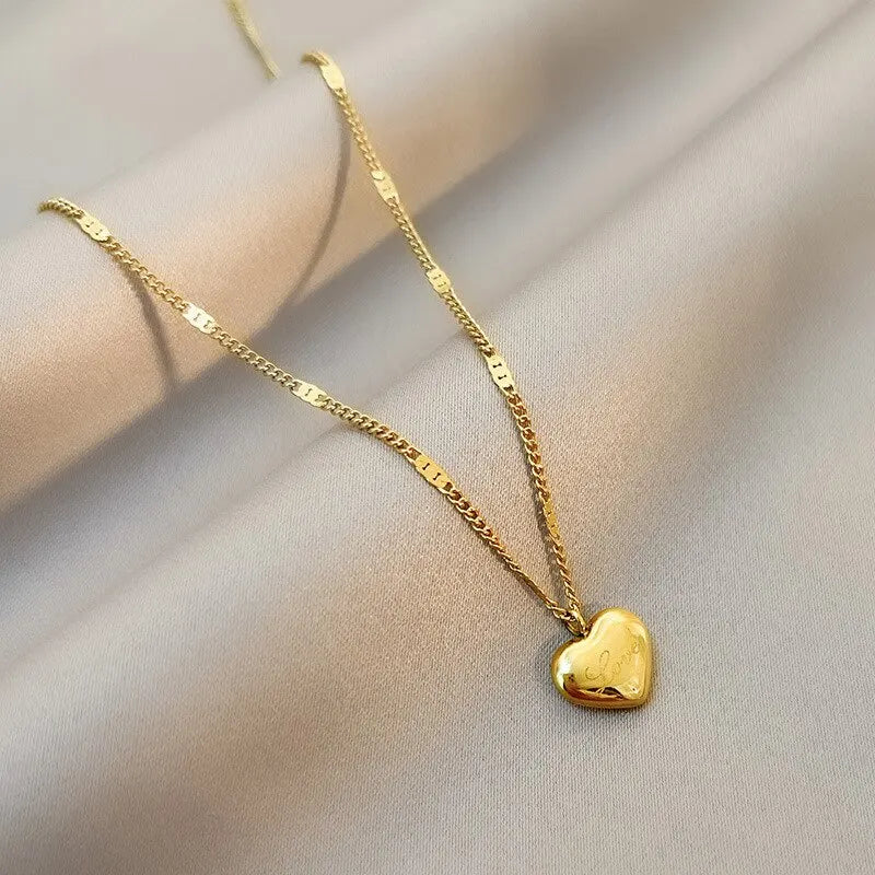 Colar dourado de coração gravado Love