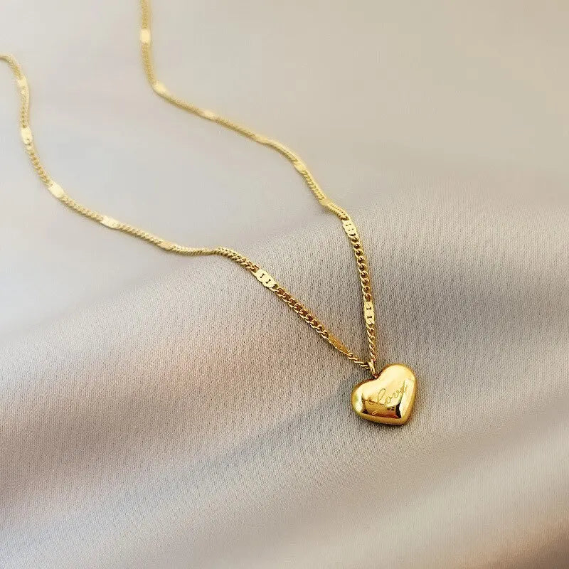 Colar dourado de coração gravado Love