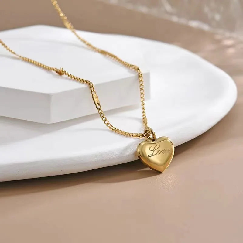 Colar dourado de coração gravado Love