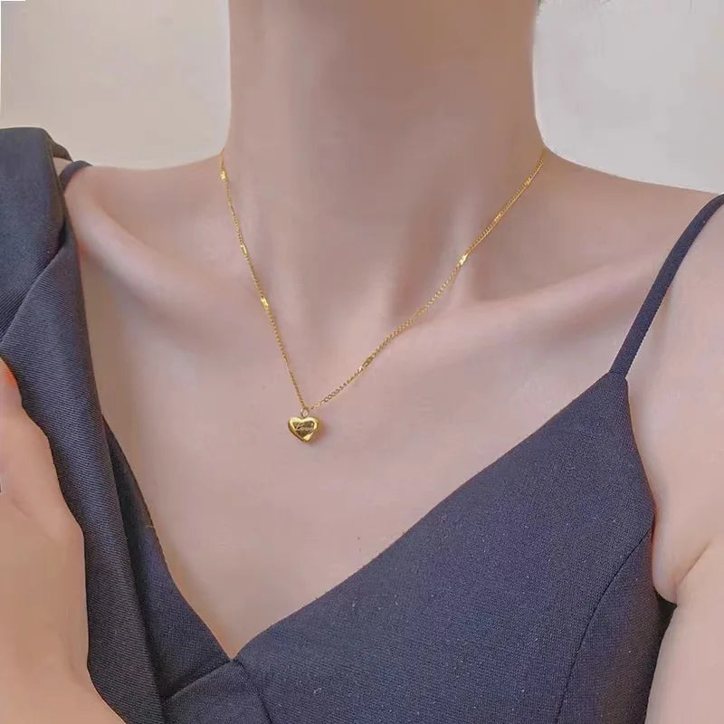 Colar dourado de coração gravado Love