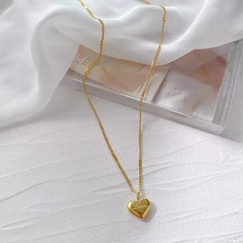 Colar dourado de coração gravado Love