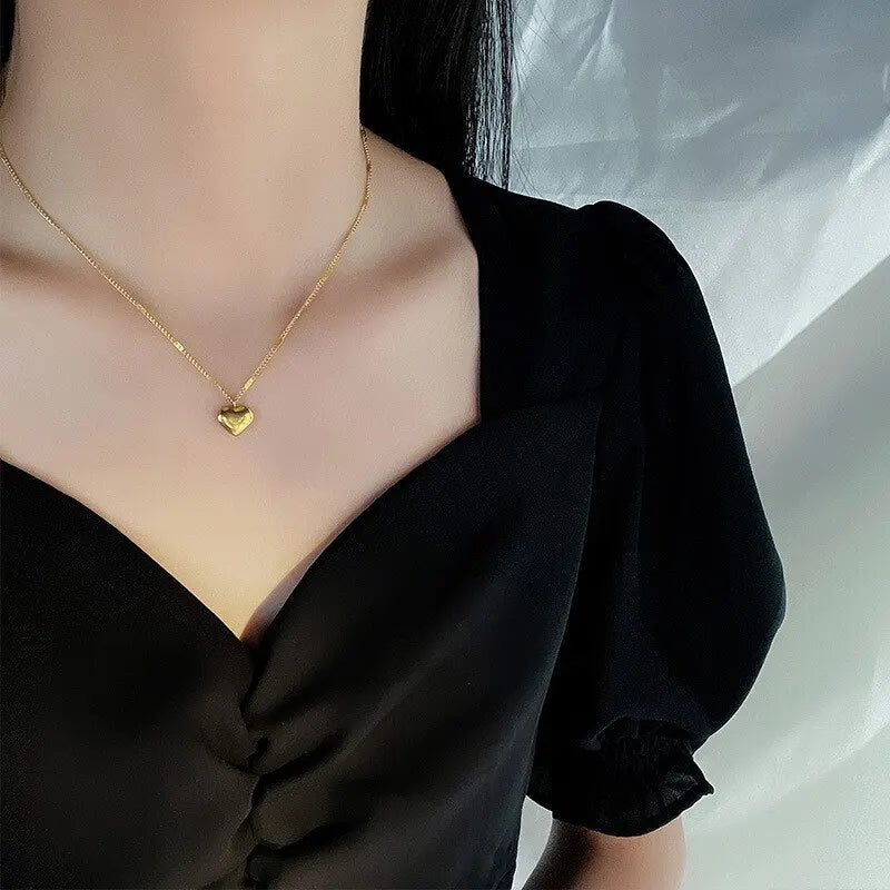 Colar dourado de coração gravado Love
