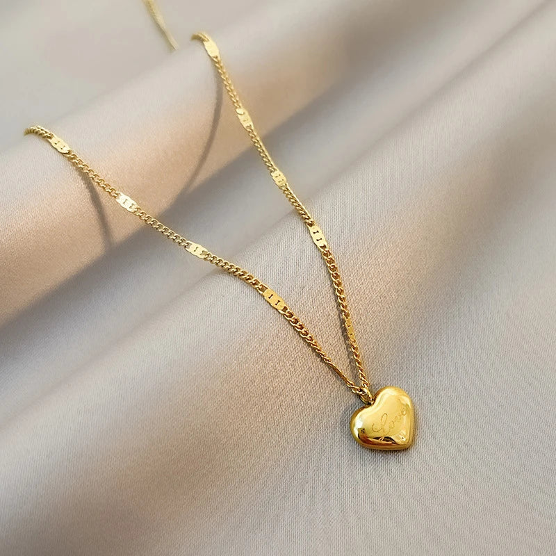 Colar dourado de coração gravado Love